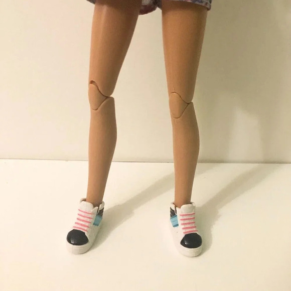 Liv Doll Katie with Brunette Wig with  Hat Articulated Doll - Picture 4 of 16